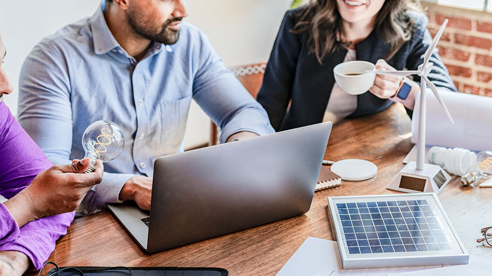 Equipe de uma empresa conversando sobre Mercado Livre de Energia