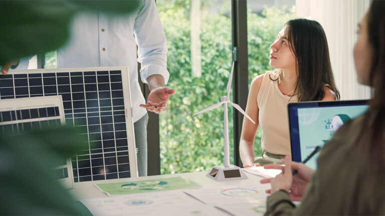 Funcionários de uma empresa em reunião falando sobre energia