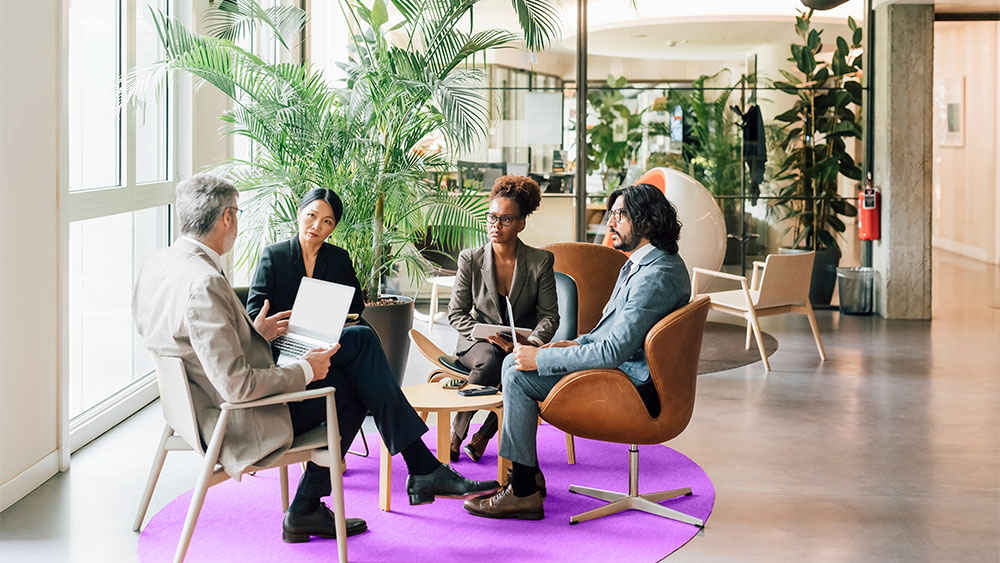 Profissionais em reunião estratégica em ambiente corporativo moderno, discutindo práticas de ESG e sustentabilidade empresarial.